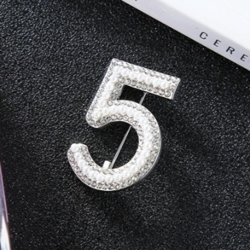 Spille Brooch Numero 5 Strass Classico Perla di Cristallo Brooch Geometrici alla Moda Gioielli per Donna Unisex Spille da Revers