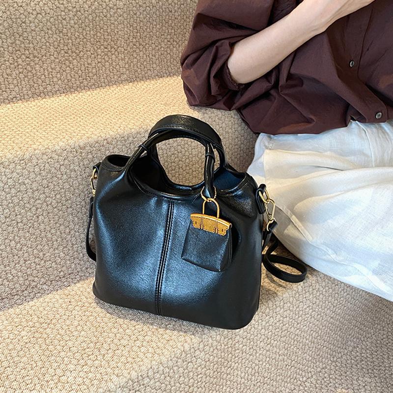 

Дизайн Мода Маленькая ПУ Кожа Сумка Через Плечо Кроссбоди для Женщин Зима Новая Тенденция Простая Сумка Под Мышку Сумки CLE 26x10.5x21cm чёрный