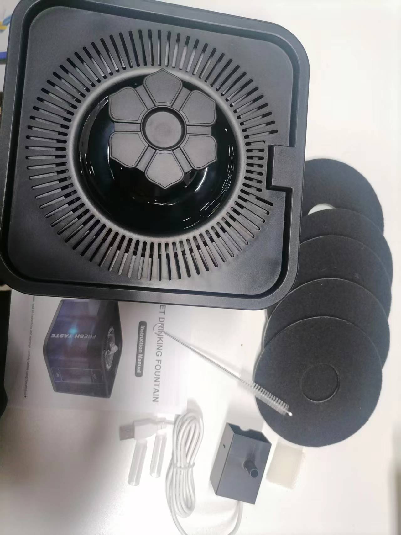 

2,5 л автоматический фонтанчик для воды для домашних животных, бесшумный электрический диспенсер для питьевой воды, чаша для подачи воды со светодиодной подсветкой