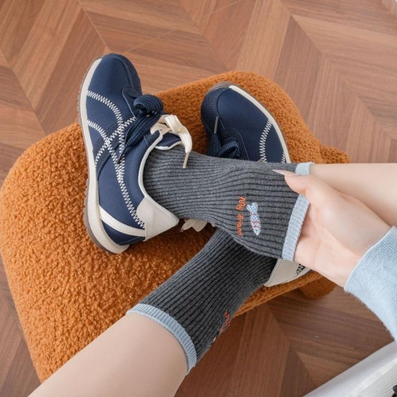 Embroidered Cartoon Cat Eating Fish AB Asymmetrical Design Pure Cotton Mid-calf Women's Socks