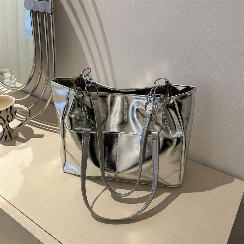 

Сумка большой вместимости. Модная и универсальная сумка на одно плечо. Сумка-тоут для поездок на работу. серебряный