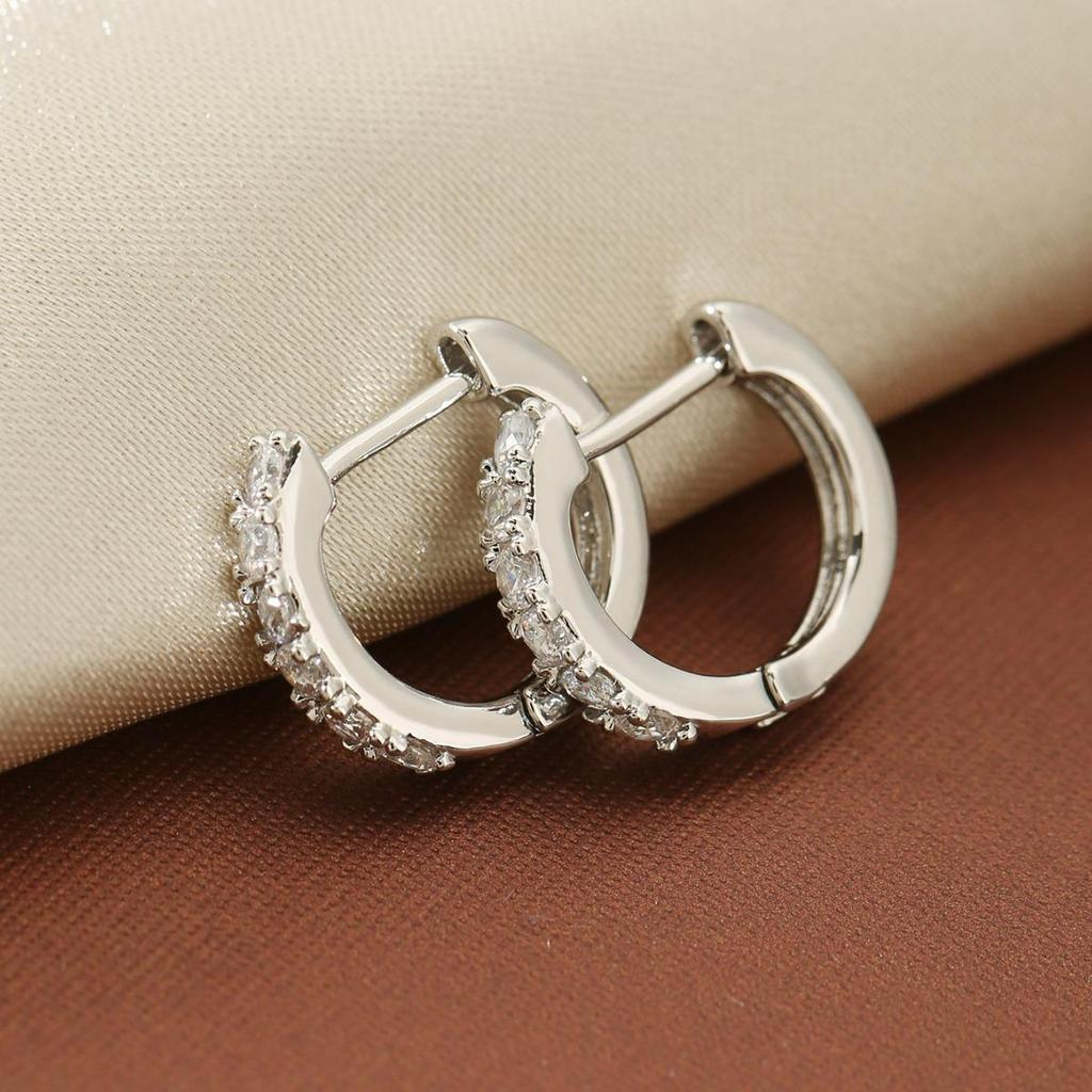 European & American Zircon Ear Cuff: Luxurious Silver Copper Round Circle Earrings for Women with Simple Korean Style Ear Bone Design