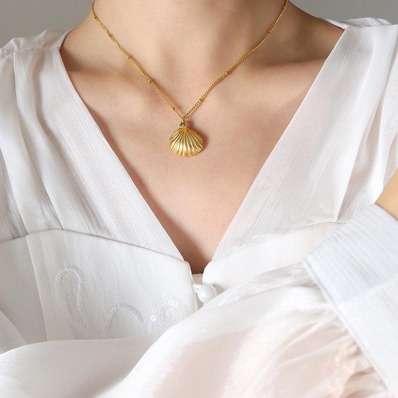 Korean Style Fashion Seashell Pendant Necklace, Gold Plated, Fade Resistant, Perfect for Commute, Travel, and Vacation.