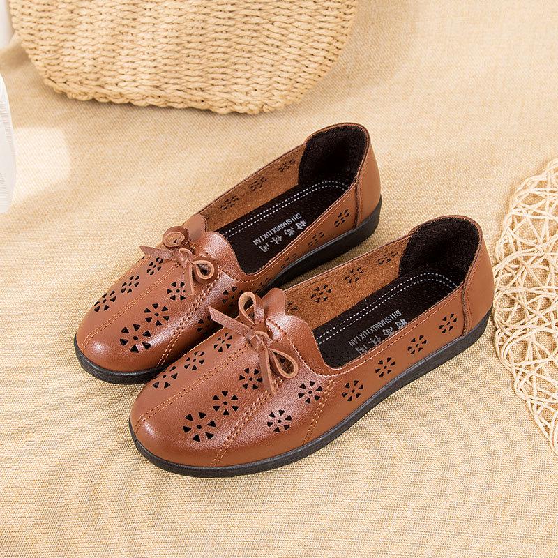 

Spring and summer shoes single shoes women hollow elderly leather shoes soft sole medium leather sandals flat sole middle-aged and elderly 35