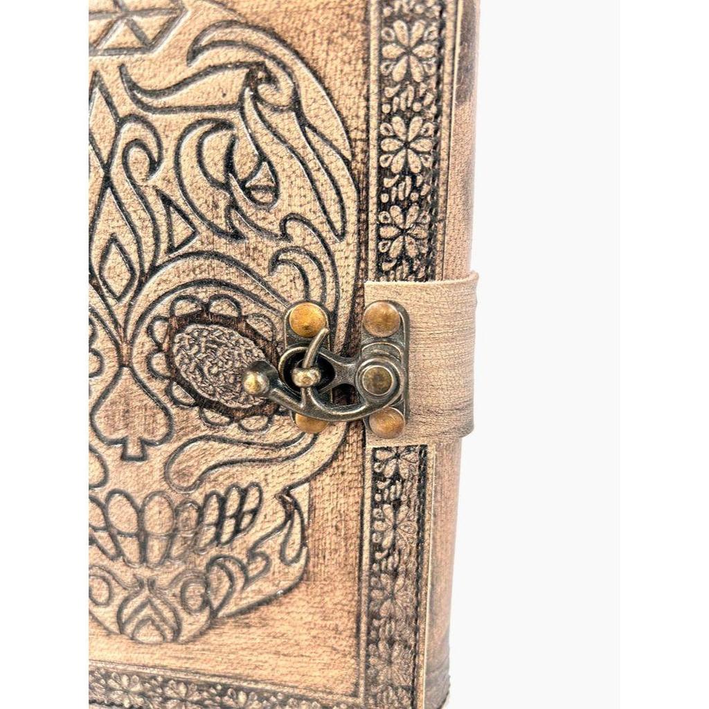 Bloco de notas diário com capa de couro em relevo para mulheres e homens Diários de viagem Vintage Artesanal Caveira em relevo Caderno de diário antigo 7X5 polegadas