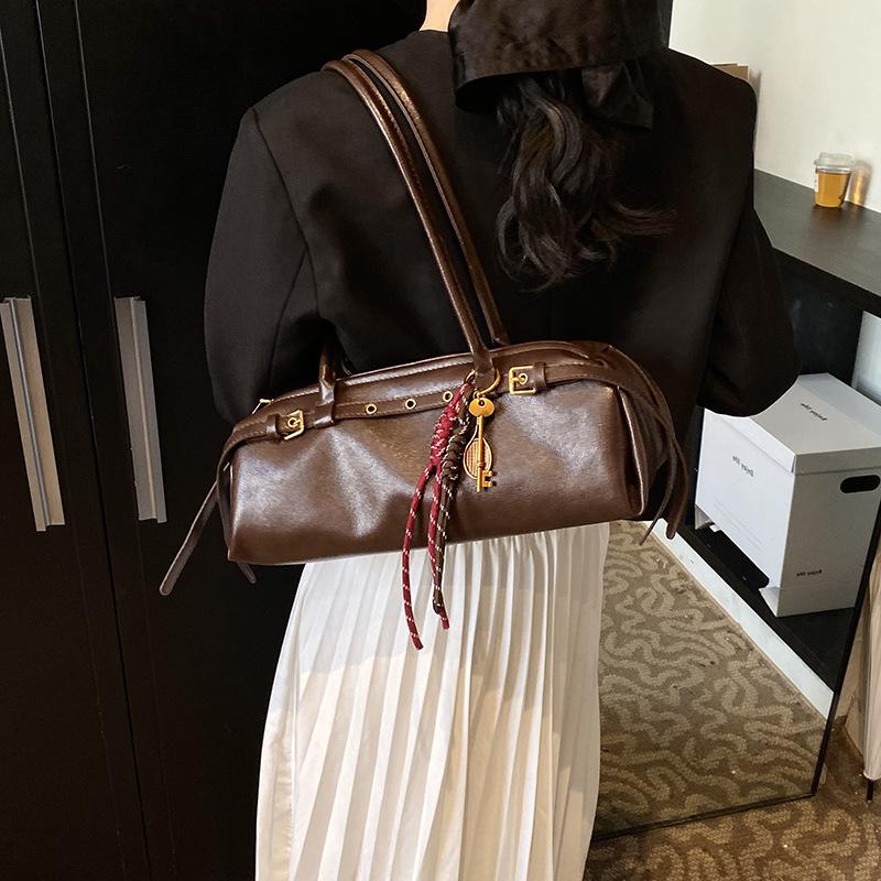 

Сумка подмышку женская зима 2025 новая сумка-боулинг в стиле Майяр большого объема на плечо для поездок 32*11*13