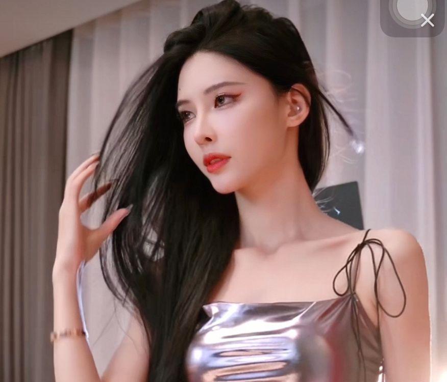 2026 Sommer-Herbst Glänzendes Silber Trägerloses Bodycon-Kleid - Sexy Spaghettiträger für Trendige Weibliche Streamer