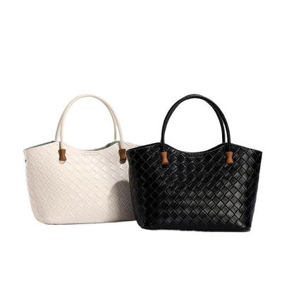 Allsidig vevd totebag: Stilfull crossbody- og skulderveske med stor kapasitet