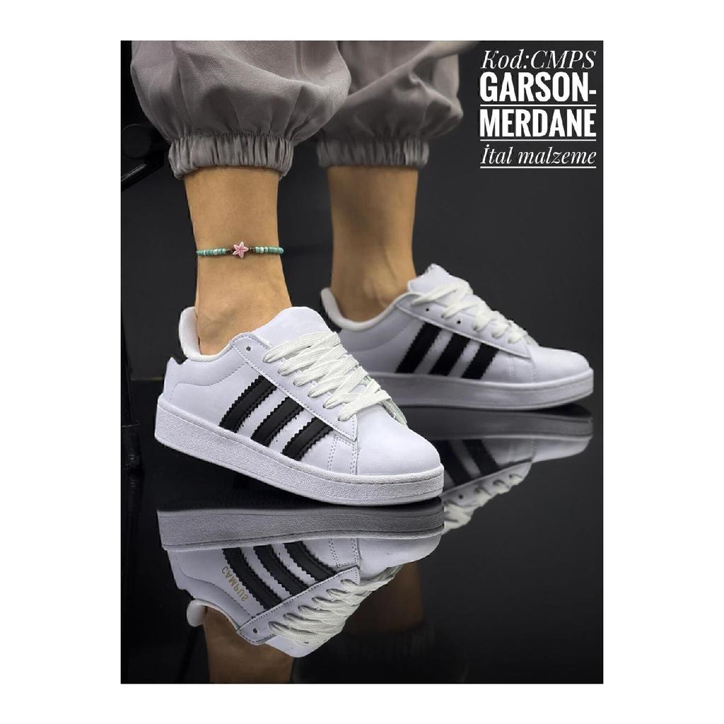 Calçados esportivos pretos simples e elegantes - listras brancas, uso casual e esportivo