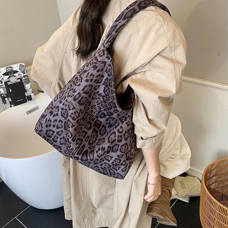 Chic Leopard Print Shoulder Bag: Trendy Versatile Underarm Handbag for Women