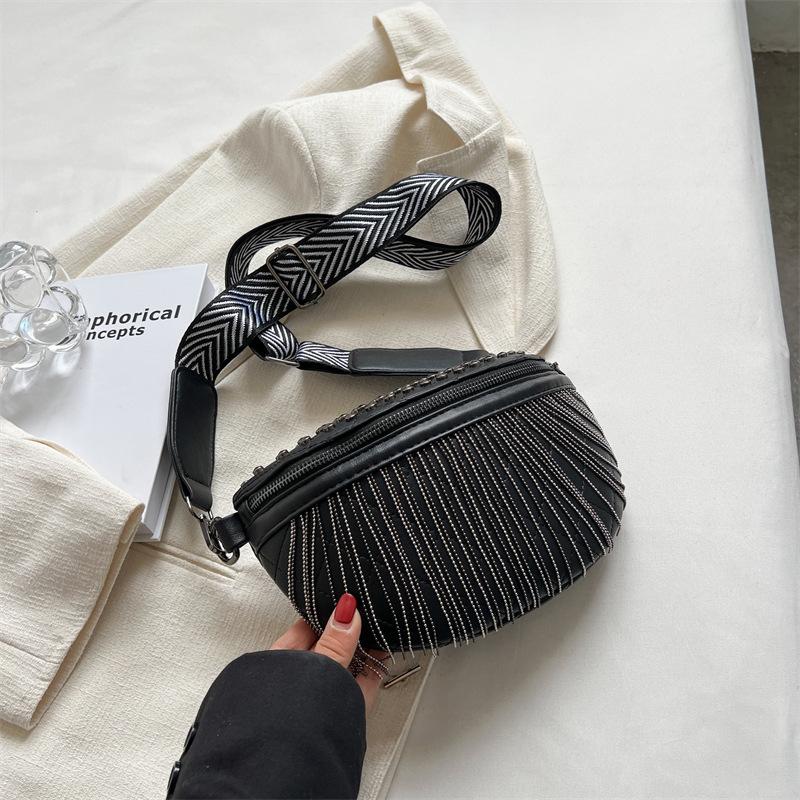 

Корейская версия зарубежная газовая сумка женская сумка 2025 осень новая модная модная широкий плечевой ремень кроссбоди поясная сумка текстура заклепки женская