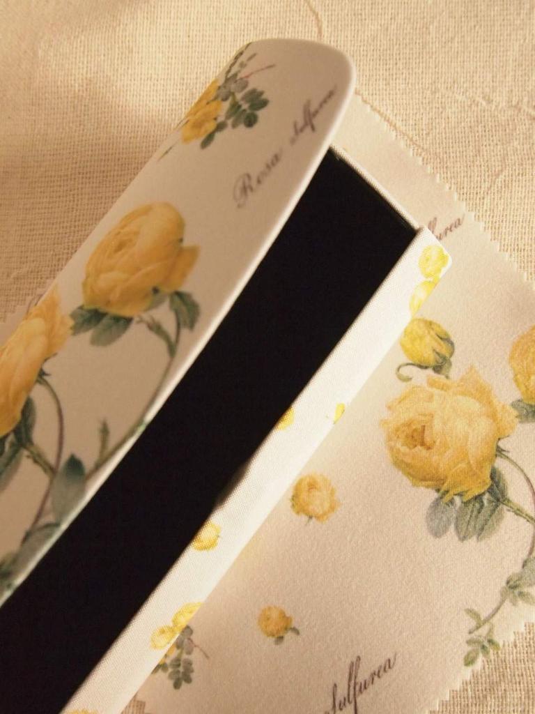 Redoute Rose Sulfrea Eyeglass Case with Eyeglass Cleaning Cloth