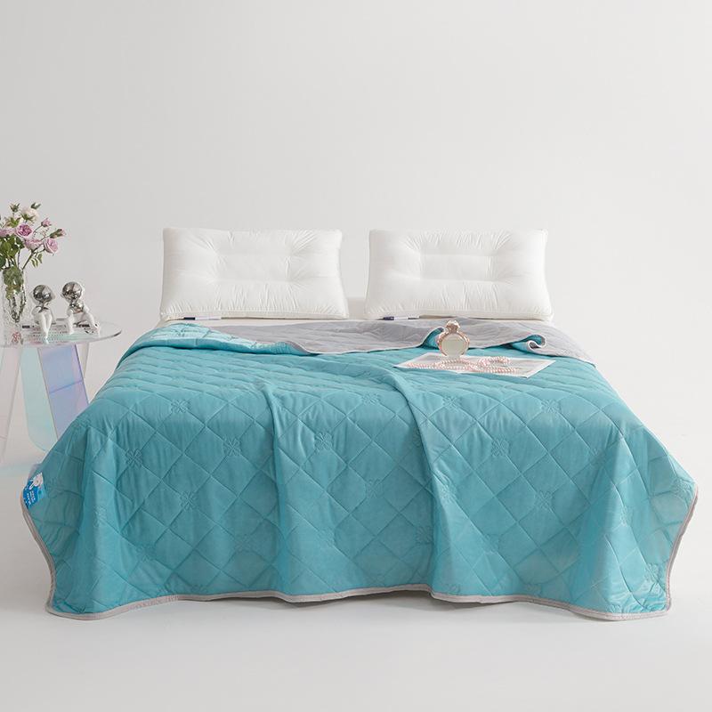 Cooling Summer Quilt: Soft & Thin Fabric, Perfect for Summer Naps, Beach Trips, and Keeping Cool in Air - Conditioned Rooms