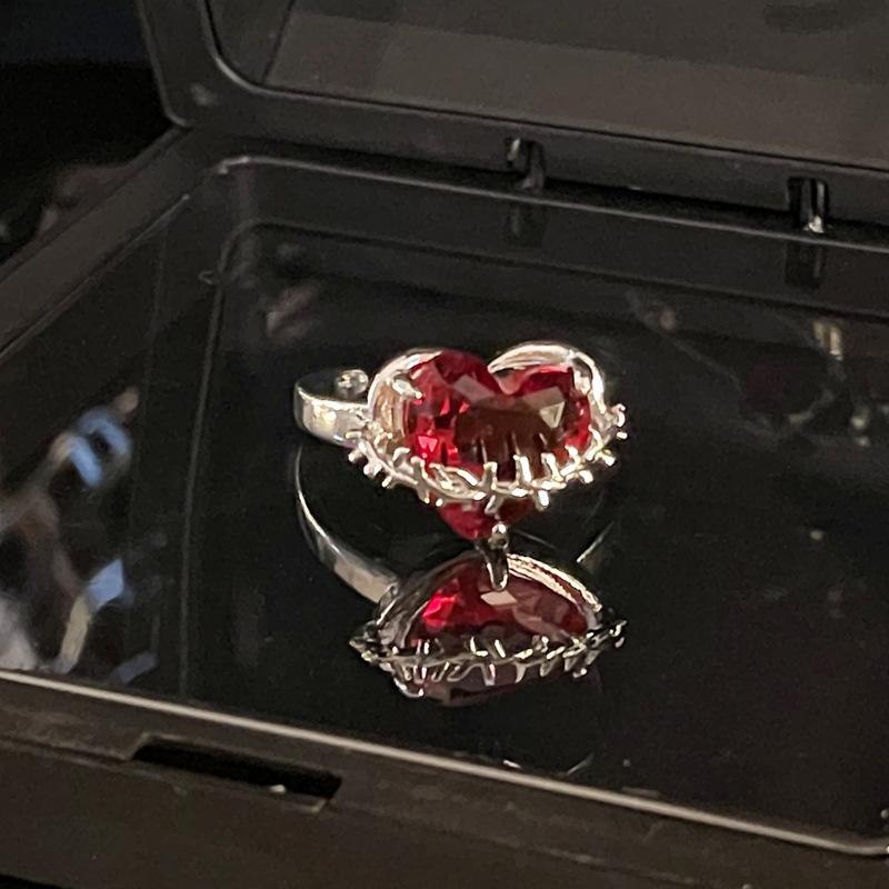 Anello Regolabile Punk Goth con Cuore di Cristallo Rosso Irregolare per Donne Ragazze Dita Oscure con Spine Amore Gioielli per Feste Moda Regali