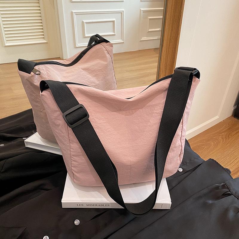 Large Capacity Casual Women's Bag Niche Design New Autumn and Winter Shoulder Bag 2025 Fashion Crossbody Tote Bag