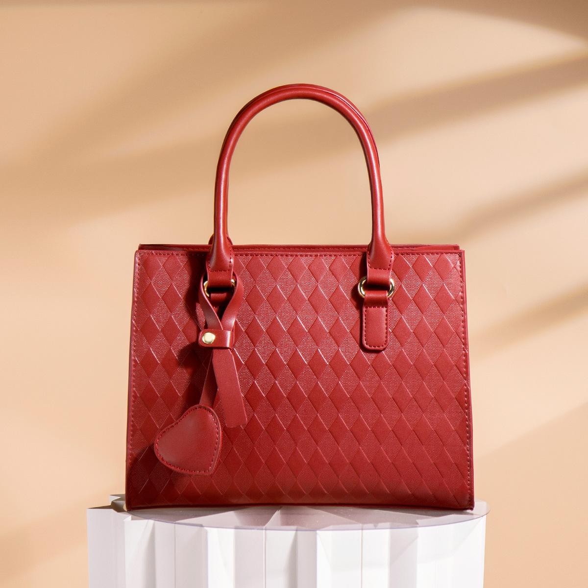 

Red women s bag 2024 new model niche bridal wedding bag large capacity handbag niche quilted shoulder crossbody bag