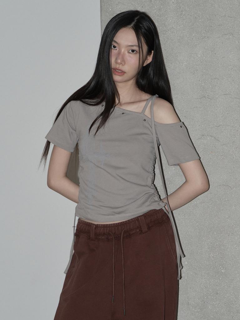 SWAYGLOW Eyelet Strap Off-Shoulder T-Shirt (Be)