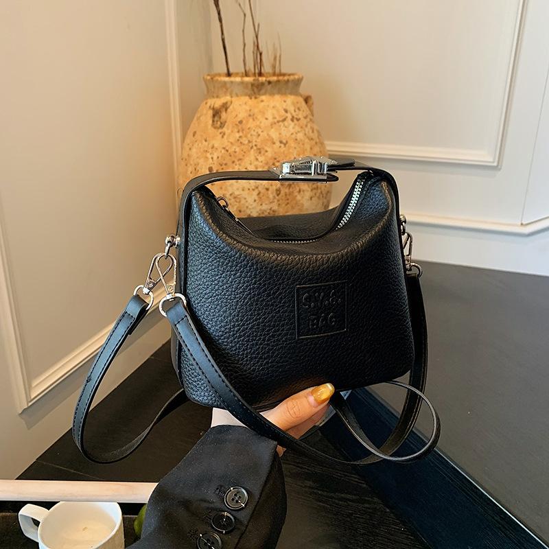 2025 new niche single shoulder high value fashion messenger bag women's bag niche large capacity handbag women