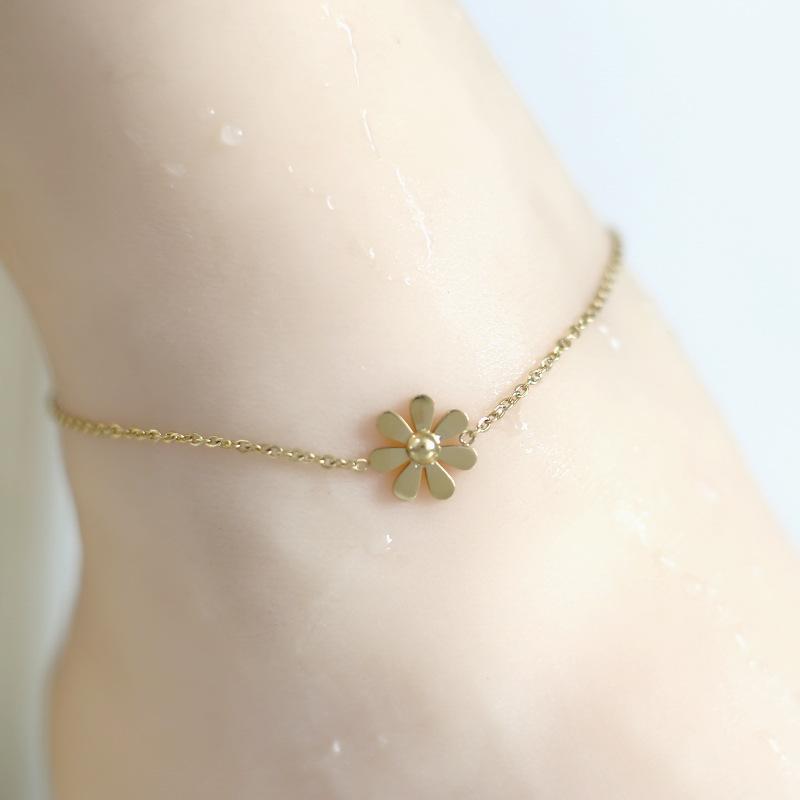 La catena del piede in acciaio al titanio con fiori da donna non sbiadisce i piedi di nicchia della personalità del colore