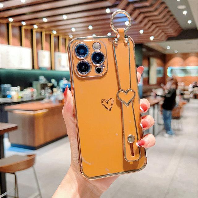 Funda para teléfono con correa de muñeca chapada para iPhone 14 13 12 11 Pro Max Xs Max Xr 13pro 14 Plus 11 a prueba de golpes suave parachoques amor corazón cubierta