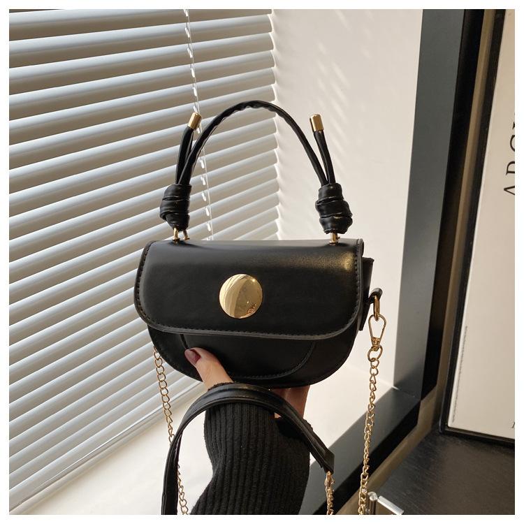 

Новая сумка-седло 2025 трендовая мини жемчужная цепочка женская сумка для мелочи простая сумка для помады и мобильного телефона на плечо сумка-мессенджер чёрный