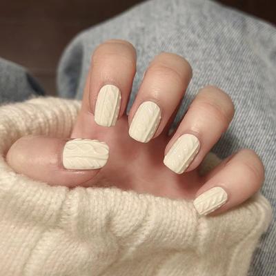 Nail Art 3D Bianco Latte: Unghie corte quadrate europee indossabili per l'autunno e l'inverno