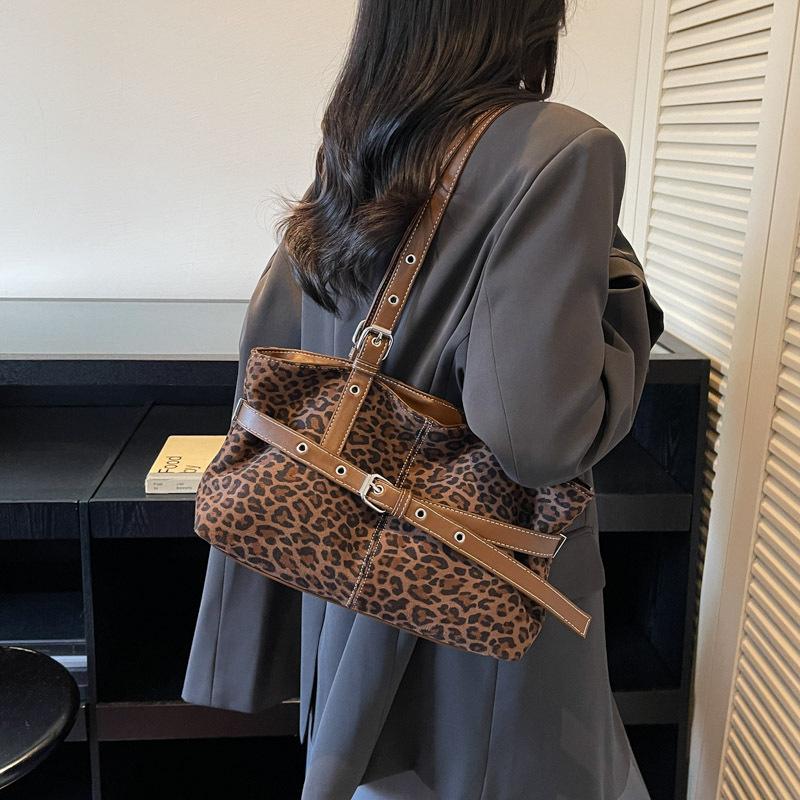 

Корейская версия повседневной сумки-тоут большой вместимости с леопардовым принтом в стиле инс 2025 осень-зима новая на плечо подмышку женская простая и универсальная темно-коричневого