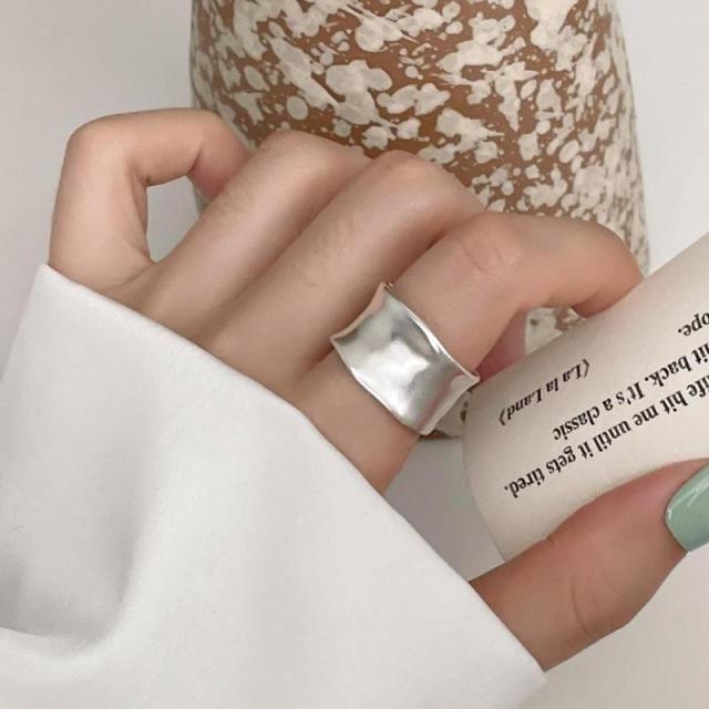 Xiaohongshu 925 Sterling Silver Exaggerated Plain Ring for Women – Simple, Luxurious, High-End Design.