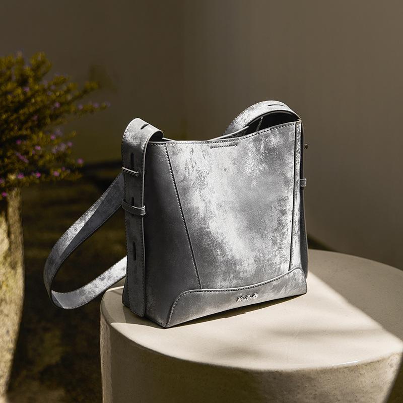 

Uncle Qiao Women s Bag 2025 New High-end Bucket Bag Women s Crossbody Large Capacity Commuter Genuine Leather Women s Shoulder Bag Upper Width23.5CM Lower W