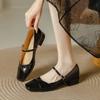Retro Mary Jane women's shoes with low heels in the autumn of 2025, the new models are huge and good-looking, versatile, light mouth, square