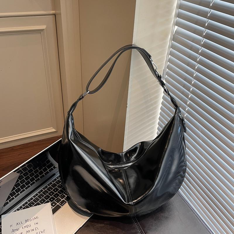 Large-capacity Dumpling-shaped Fashionable Shoulder Bag for Casual Commuting and Underarm Carrying