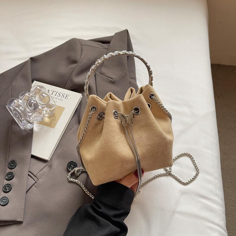 Premium chain bucket bag New women's casual velvet portable temperament commuter messenger bag