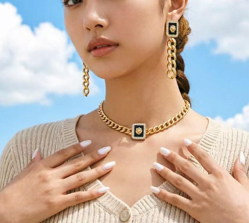 Collana Pendente Linea Geometrica Minimalista con Design Svuotato