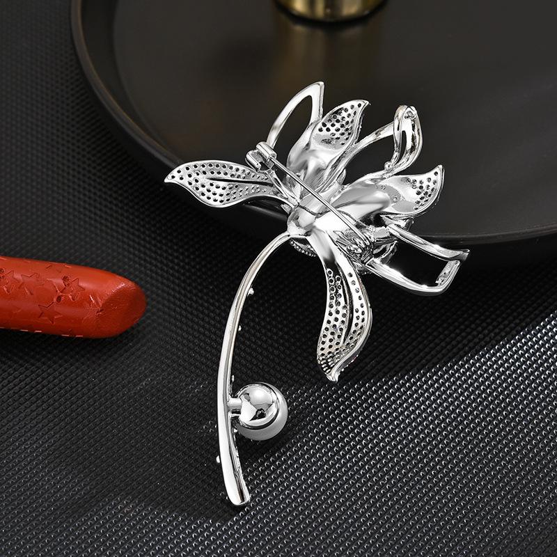High-end Design, Elegant Temperament, Exquisite and Elegant Flower, High-end Crystal Brooch, Anti-light Accessories