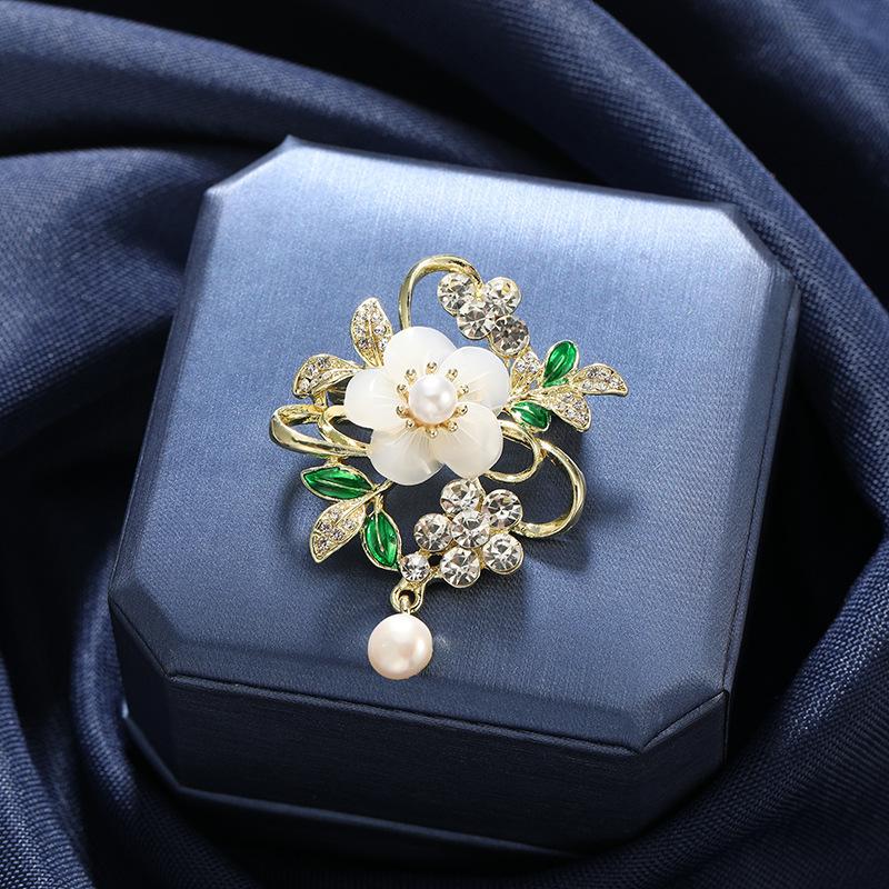 

Vintage Palace Style Emerald Rhinestone Cross Brooches Badges For Women Lady Elegant Baroque Pins Accessories Banquet Jewelry