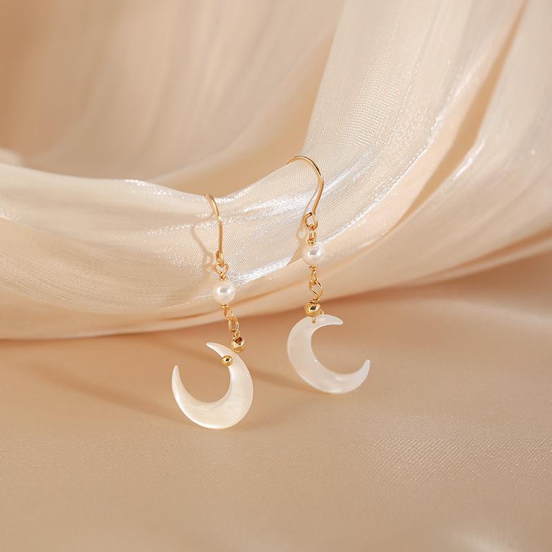 Fairy-style crescent mother-of-pearl earrings for women, natural pearl earrings, vintage charm, ultra-fairy ear accessories, new model