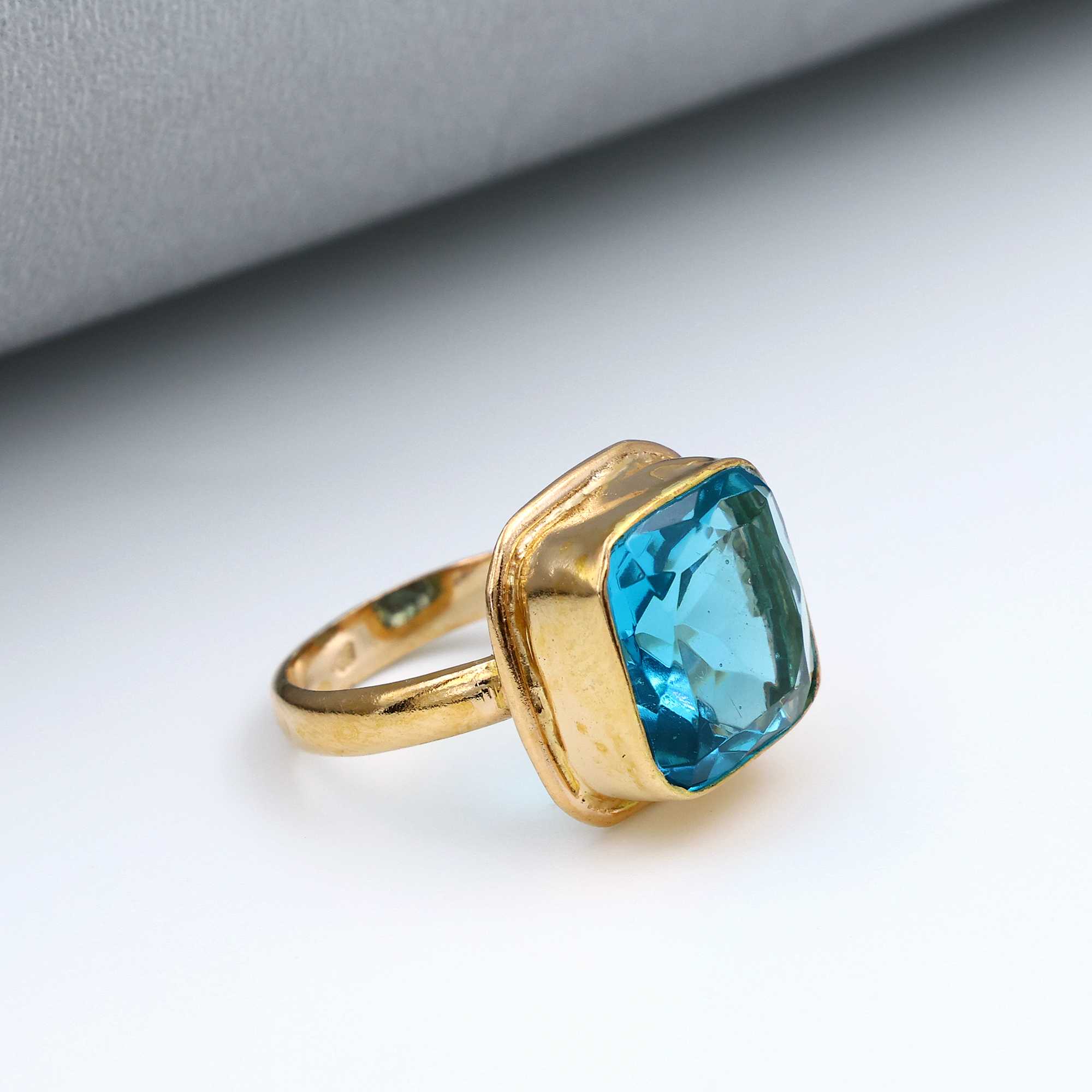 

Кольцо-подушка из стерлингового серебра 925 пробы с синим топазом, выращенным в лаборатории, кольцо из желтого золота, кольцо ручной работы, дизайнерское кольцо 6.5