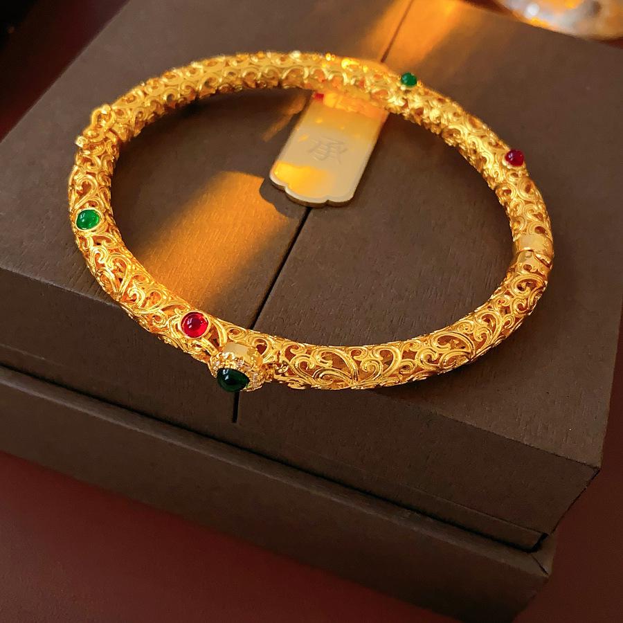 Zircon Open Bangle: Simple & Versatile Luxury Bracelet with Niche Design and Internet Celebrity Style.