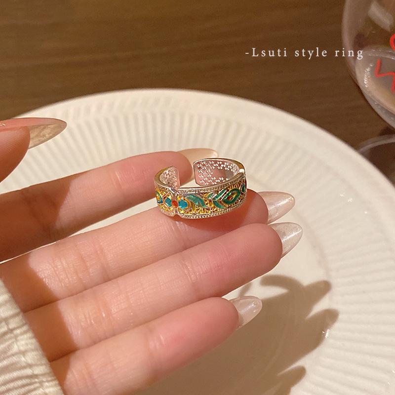 Gilded Enamel Feather Ring: Unique, Versatile Women's Hand Jewelry Design