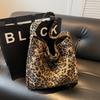 2025 spring new fashionable large-capacity lazy shoulder bag leopard print commuter tote bag leopard print handbag