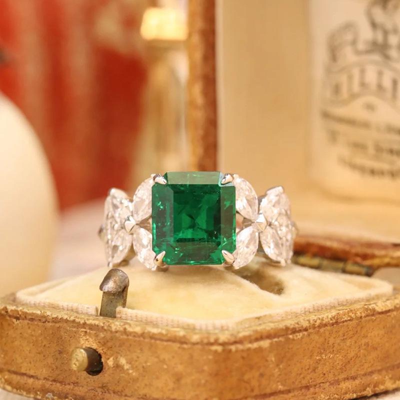 Emerald Gem Ring - Women s Luxury Style, Internet Trend, Versatile & Durable Size 6