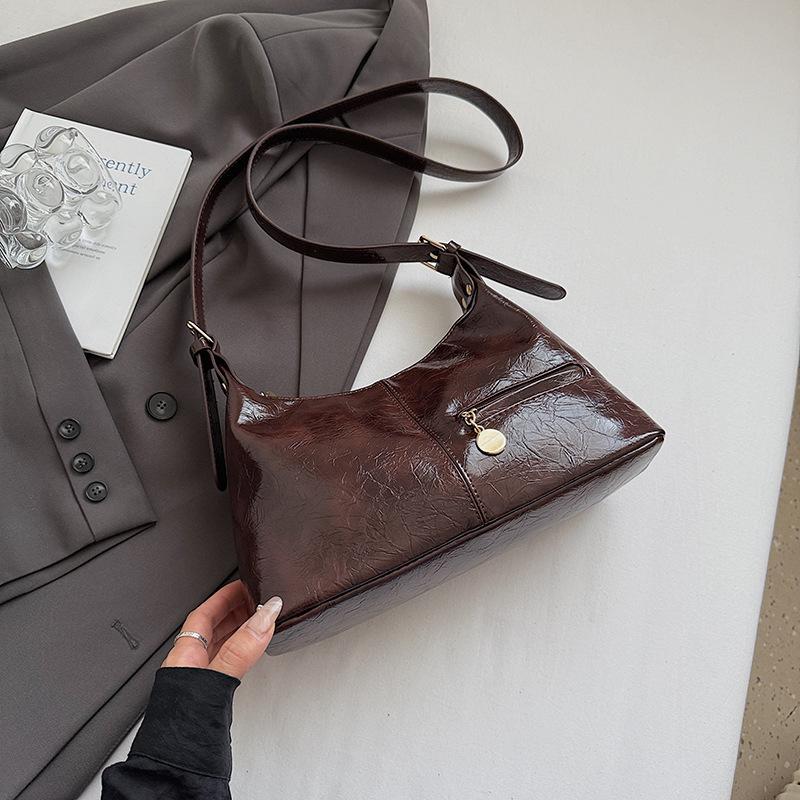 

Casual commuting large-capacity bag women s 2025 new lightweight and fashionable messenger bag fashionable one-shoulder underarm tote bag