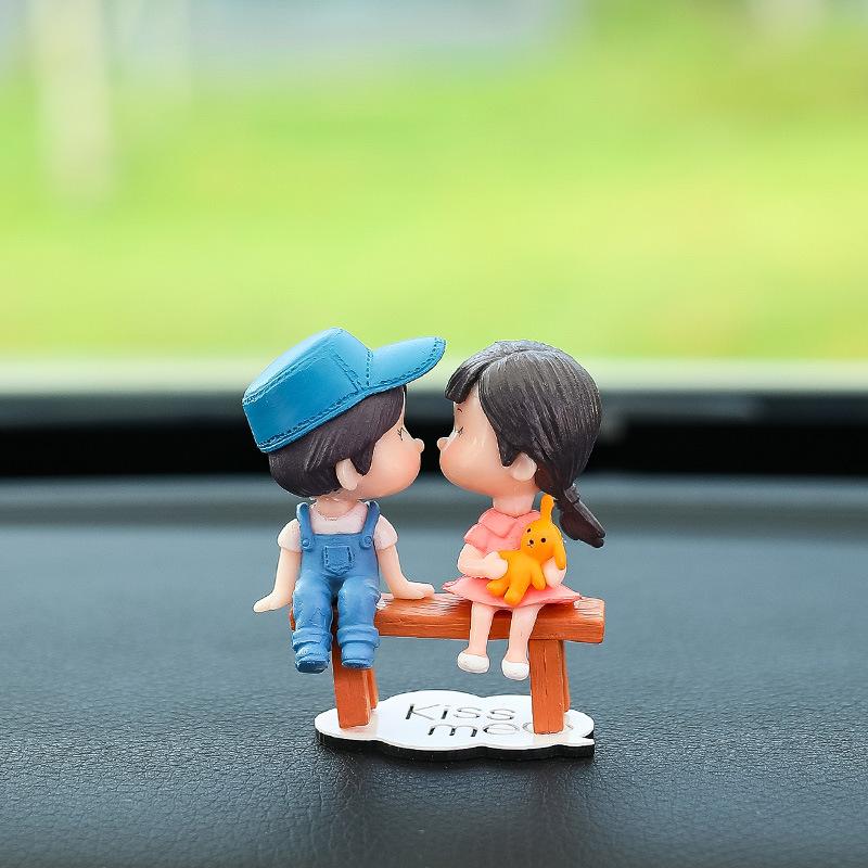 Internet-famous Car Ornaments Interior Decorations for Cars Cute Kissing Couple Dolls Decorative Ornaments for Electric Vehicles