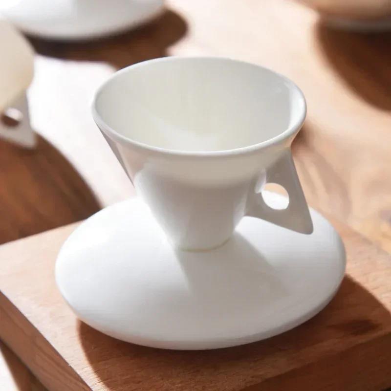 Hrnek na kávu Vintage Instagram Style Kostní porcelán Trojúhelníkový kuželový hrnek Vintage keramický šálek na latte z kostního porcelánu Hrnky na kávu