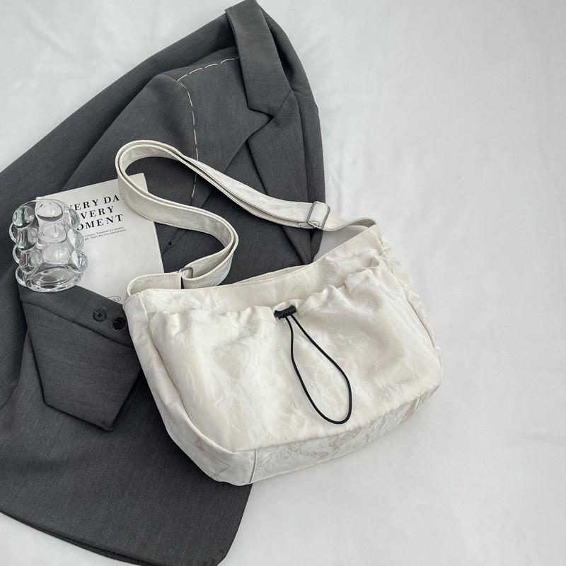 Stylish And Modern Canvas Tote Bag For Women With Large Capacity Perfect For Daily Use