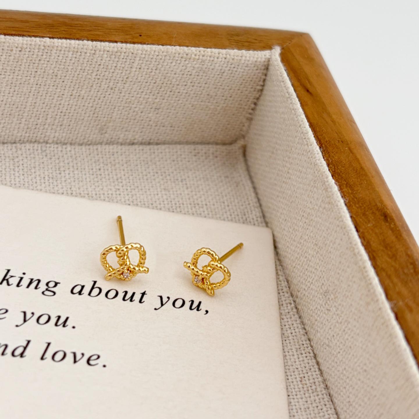 

Stylish Twisted Heart Stud Earrings: Versatile Daily Accessory, S925 Sterling Silver, Cool Style. золотой