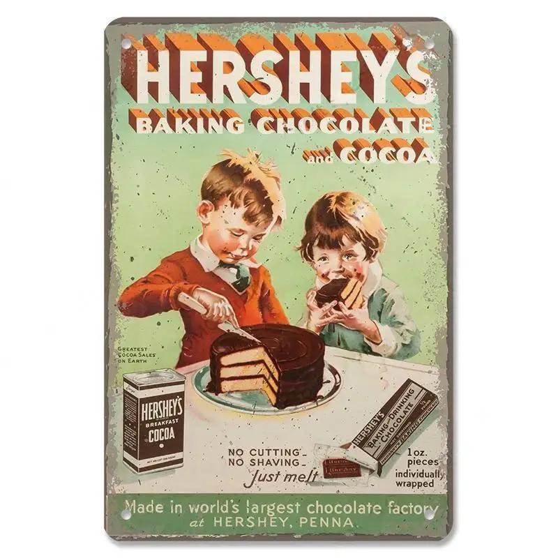 Plaque métallique vintage représentant un gâteau au chocolat, un délicieux dessert, idéale pour une décoration murale rétro de café ou de boulangerie. Affiche décorative pour la maison.