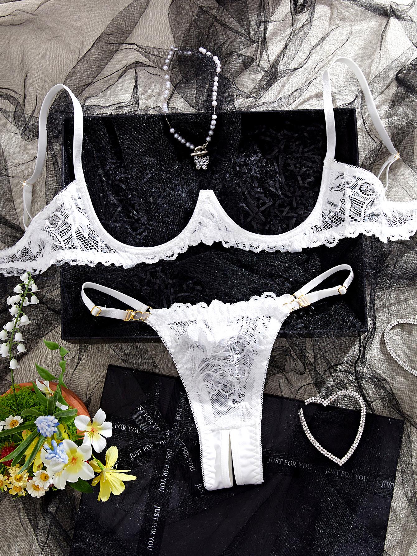 

Білий мереживний комплект білизни з відкритим кроком та грудьми, що складається з трьох частин, з вирізаними стрінгами Large білий