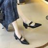 Nischen-Design schräger Schriftzug mit quadratischem Absatz Temperament High Heels Damen dicke Absätze Einzelne Schuhe können im Frühling und Herbst getragen werden