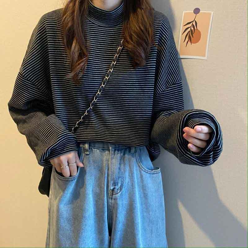 Зимняя женская полосатая футболка с воротником-стойкой — фото 11